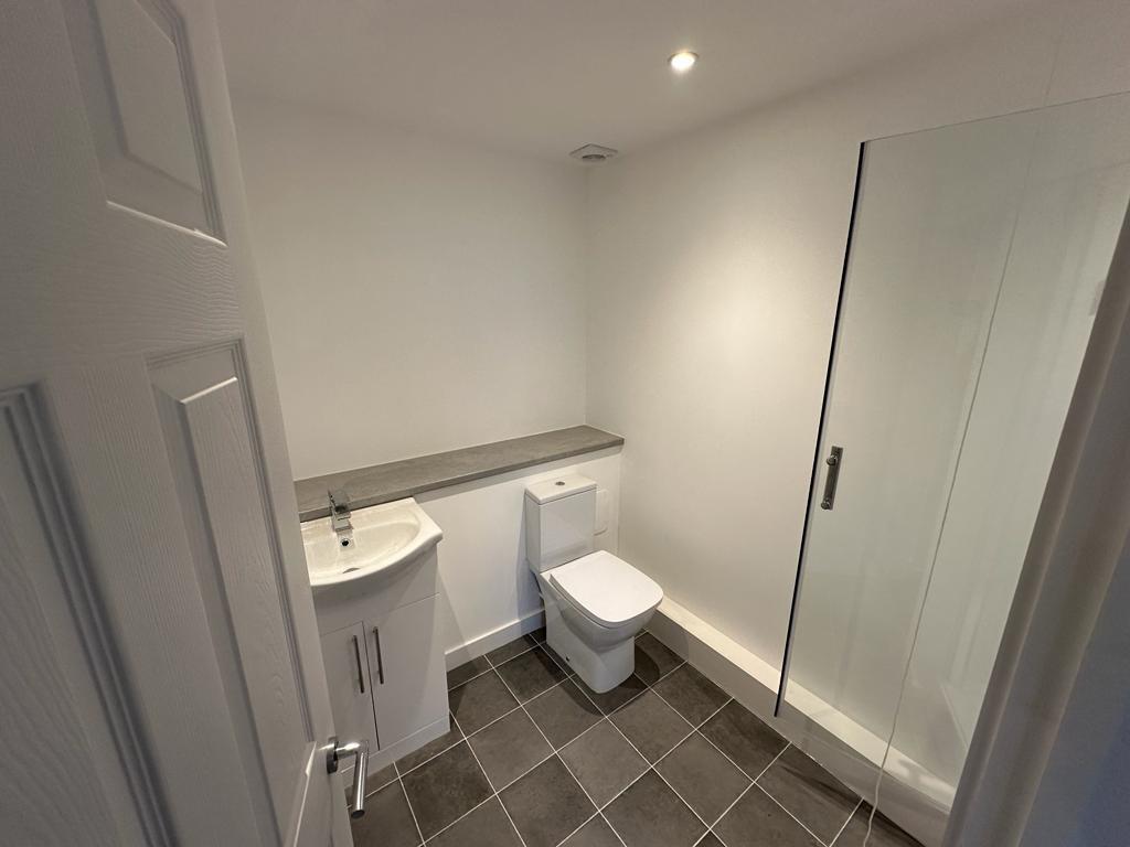 Lot: 86 - STUDIO FLAT IN CENTRE OF BOGNOR REGIS FOR INVESTMENT - Bathroom before tenant moved in